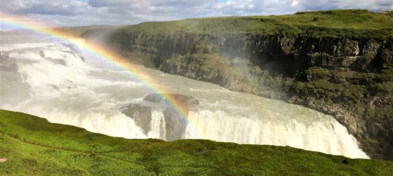 Gullfoss auf Island mit Regenbogen