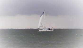 Ein Segelboot segelt über das Meer