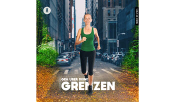 Eine Frau joggt von der Stadt in die Natur über den Schriftzug "Geh über deine Grenzen"