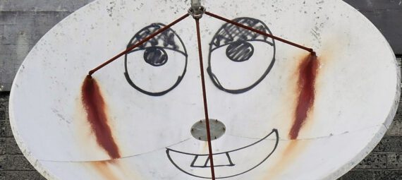 Ein Smiley ist auf eine Satellitenschüsse gemalt.