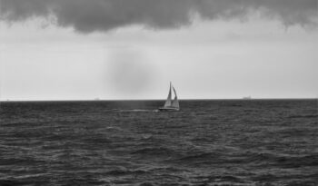 Ein einsames Segelboot auf dem Meer