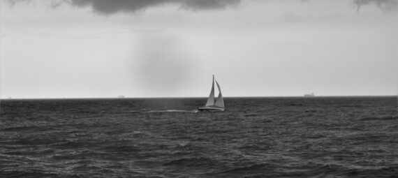 Ein einsames Segelboot auf dem Meer